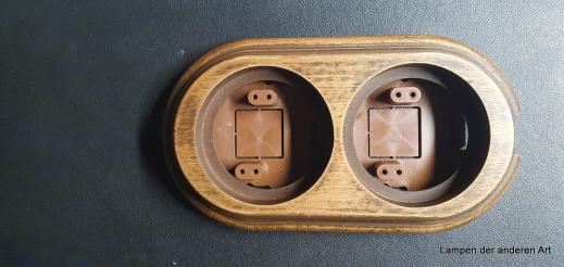 Garby Colonial 2fach Kombination, Aus-Wechsel-Porzellandrehschalter weiß,  Knebel Messing patiniert, Steckdoseneinsatz Porzellan weiß, von hinten